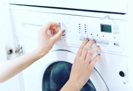 Beneficios de lavar con agua fría para el cuidado y duración de la ropas